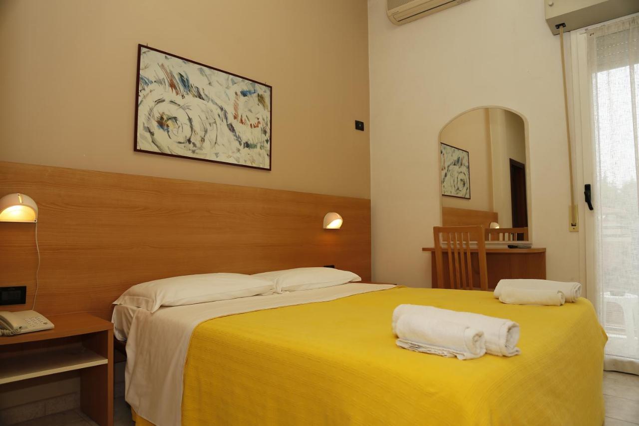 Hotel Villa Dina Rimini Buitenkant foto
