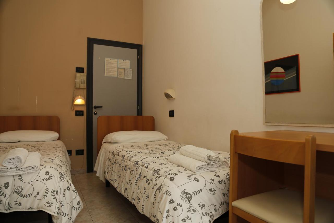 Hotel Villa Dina Rimini Buitenkant foto