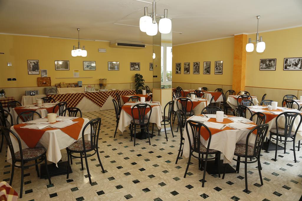 Hotel Villa Dina Rimini Buitenkant foto