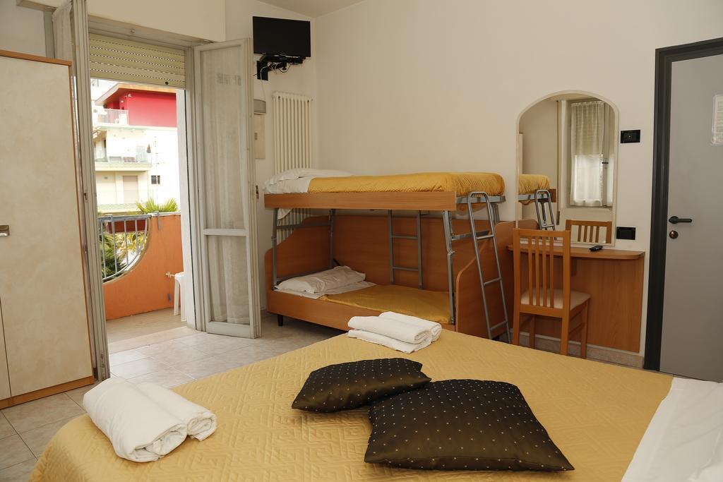 Hotel Villa Dina Rimini Buitenkant foto