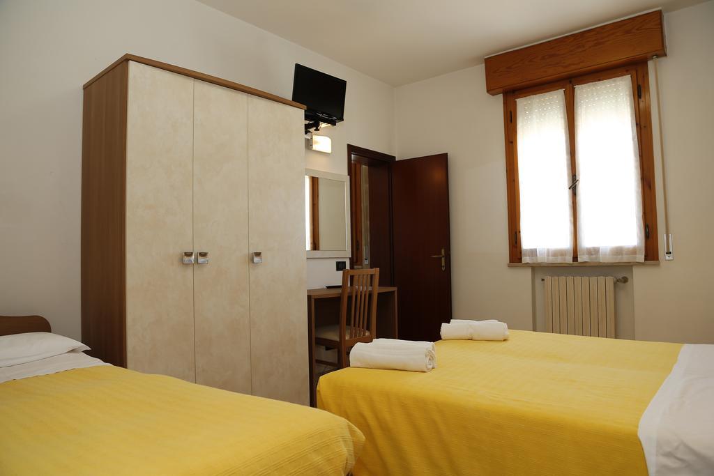 Hotel Villa Dina Rimini Buitenkant foto