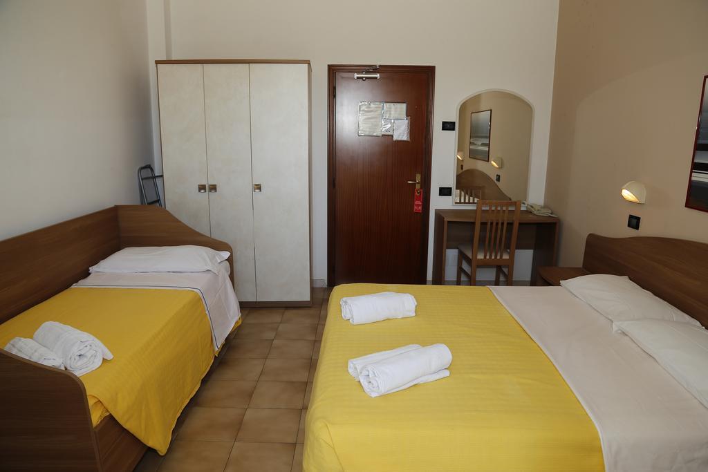 Hotel Villa Dina Rimini Buitenkant foto