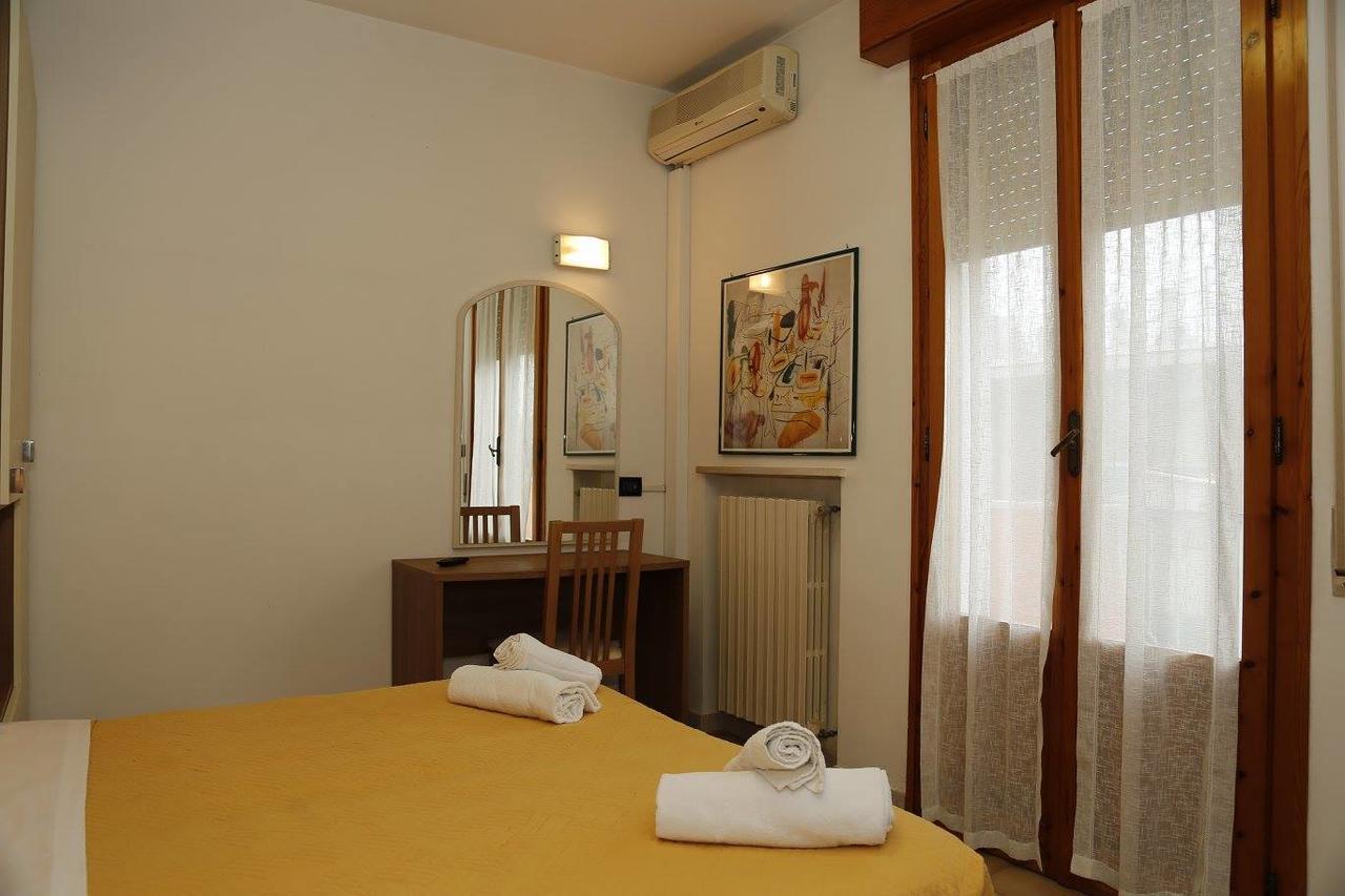 Hotel Villa Dina Rimini Buitenkant foto